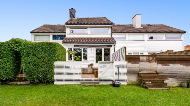 Velkommen til Esbjerggata 22 - et påbygd rekkehus med grønn og barnevennlig beliggenhet på Bjergsted/Tasta. (Foto: PBfoto Per Bendiksen)