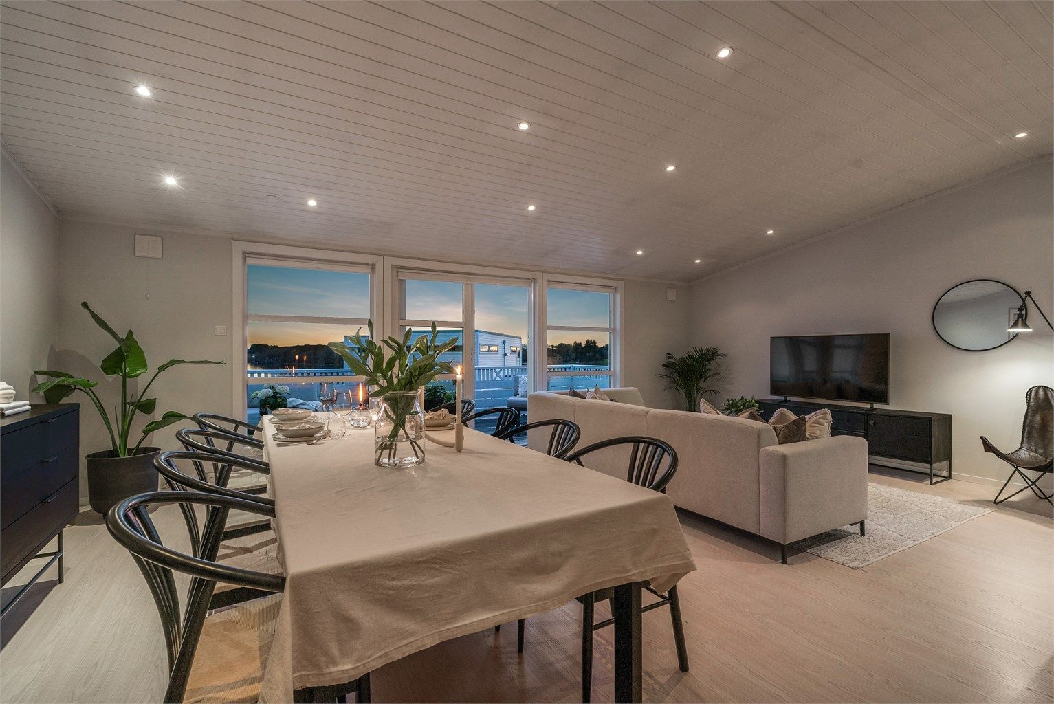 Det er rikelig med plass til stor salong og spisestue, og meget god takhøyde. 
