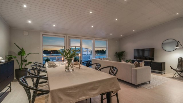 Det er rikelig med plass til stor salong og spisestue, og meget god takhøyde.