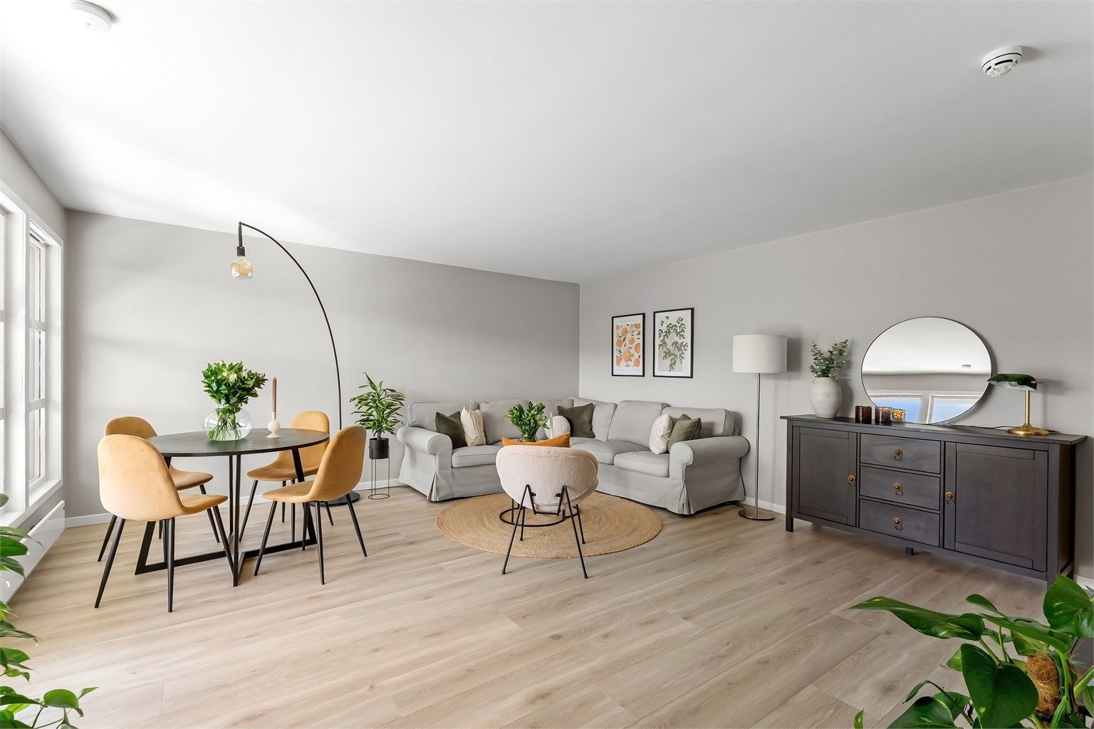 Gode møbleringsmuligheter med plass til både sofagruppe, spisebord og øvrig møblement.