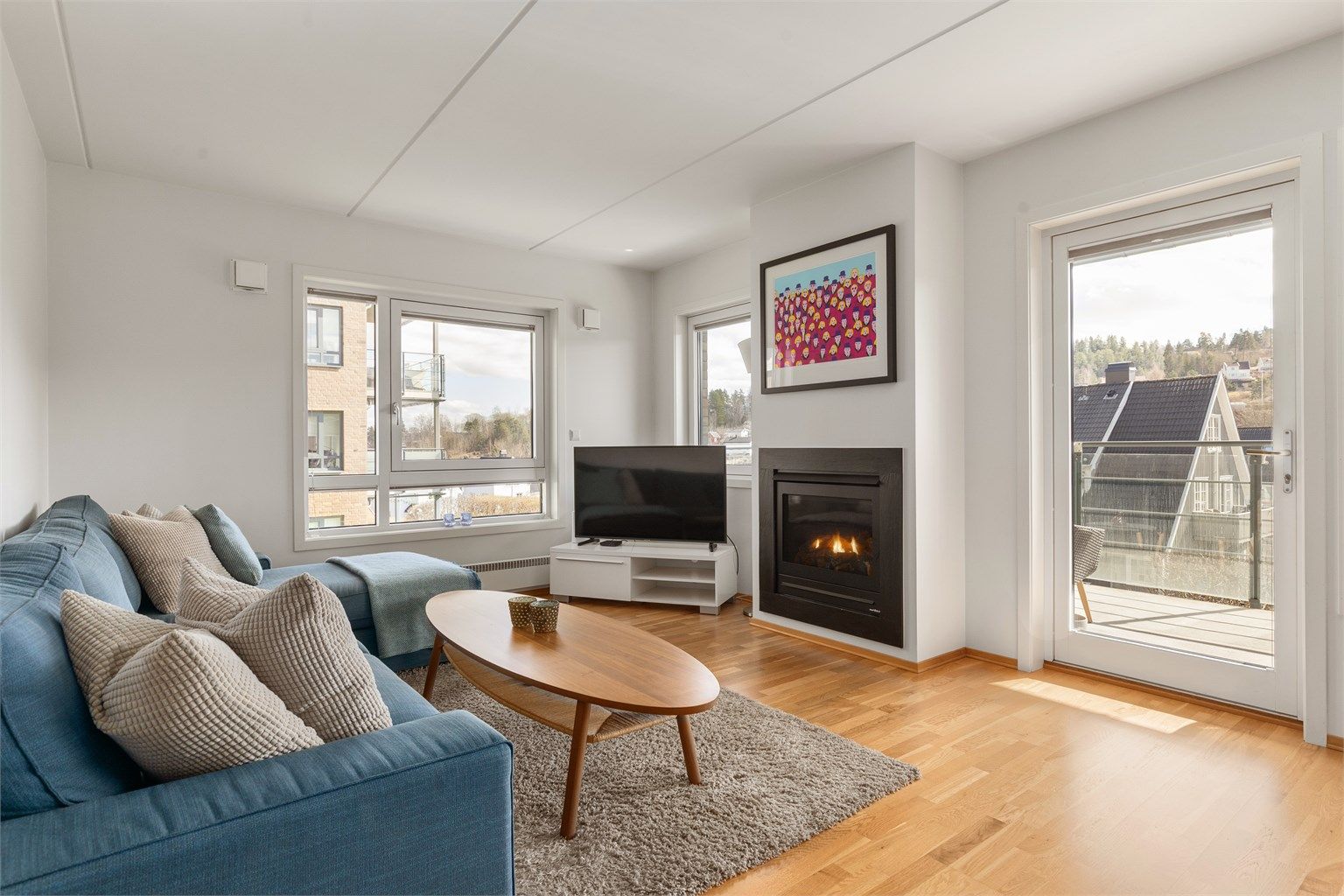 Store vindusflater som slipper inn mye naturlig lys. Mellom stue og spisestue er det utgang til en balkong på 17 kvm