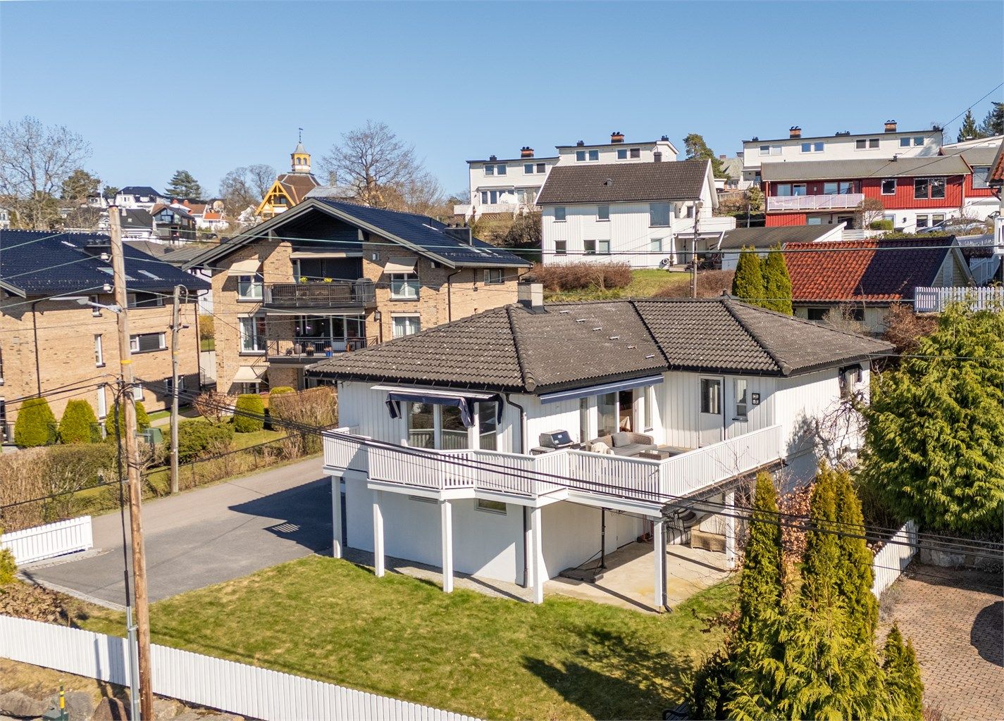 Velkommen til Solveien 118B! En innholdsrik enebolig med en familievennlig planløsning, store uteplasser og en attraktiv beliggenhet på Nordstrand.