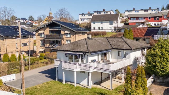 Velkommen til Solveien 118B! En innholdsrik enebolig med en familievennlig planløsning, store uteplasser og en attraktiv beliggenhet på Nordstrand.