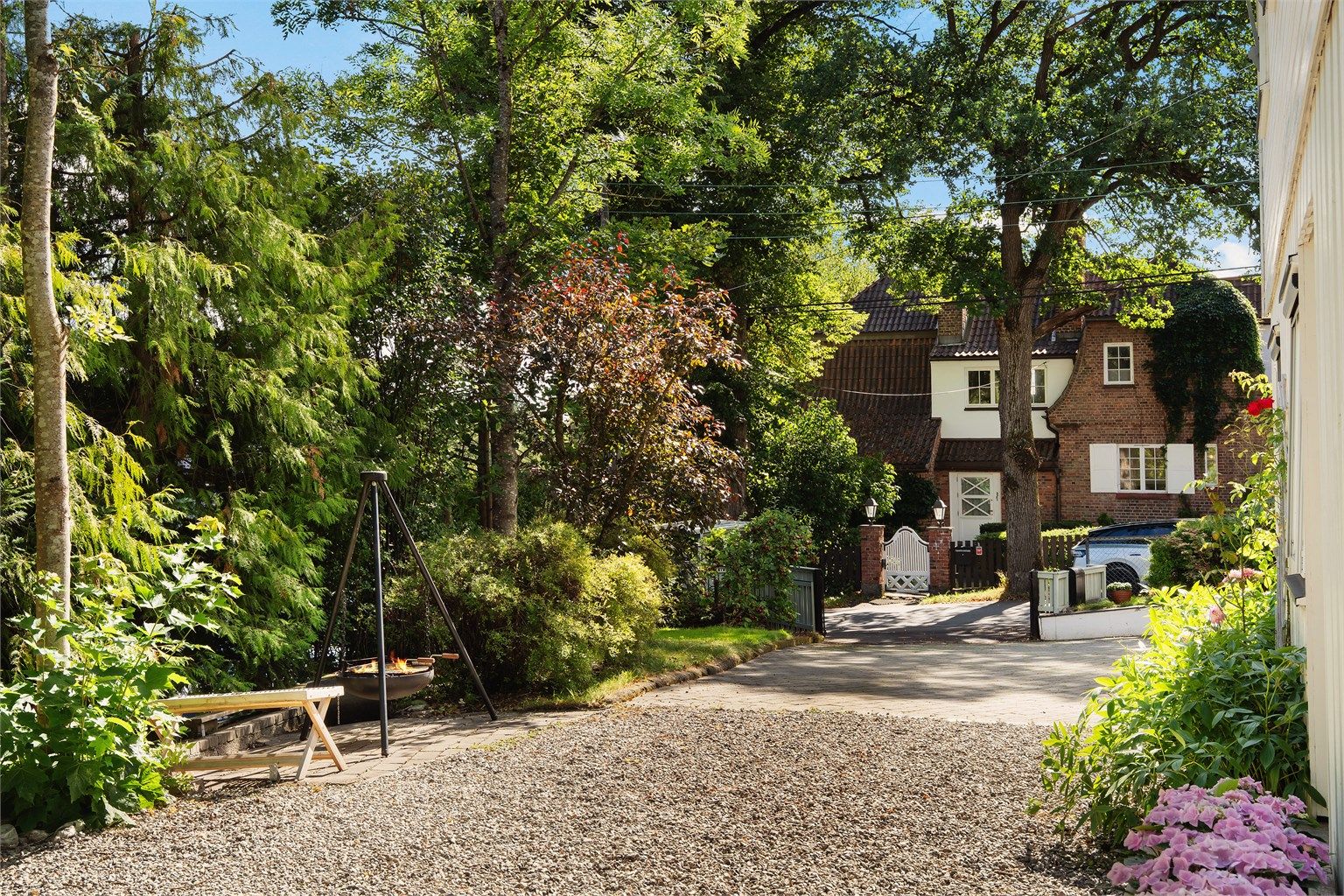 Tomten er romslig og pent opparbeidet med blant annet stor gårdsplass