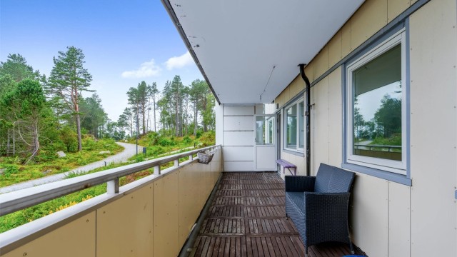 Leiligheten har en stor balkong med god plass til utemøbler og utsikt mot grøntområder.
Foto: Geir Bjørndal Srisoi