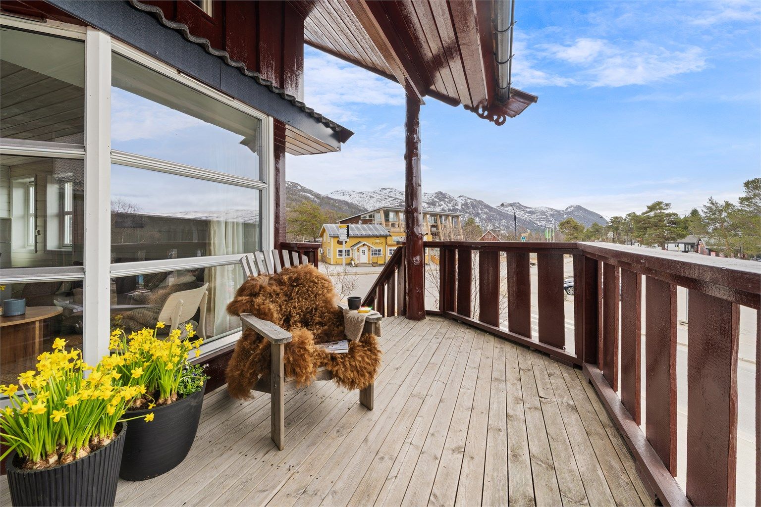 Solrik uteplass med flott utsikt.