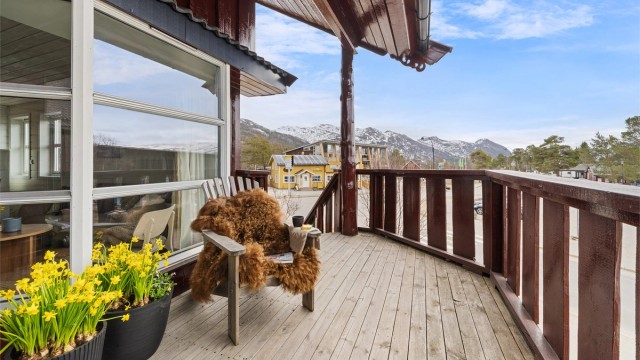 Solrik uteplass med flott utsikt.