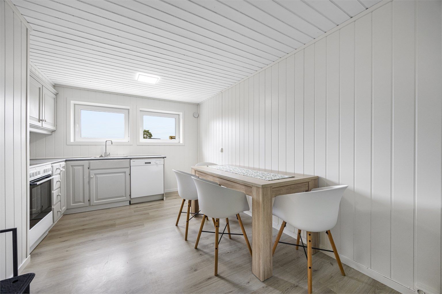 Kjøkkenet i utleiedelen er funksjonelt innredet med plass til spisebord.