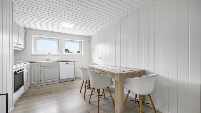 Kjøkkenet i utleiedelen er funksjonelt innredet med plass til spisebord.