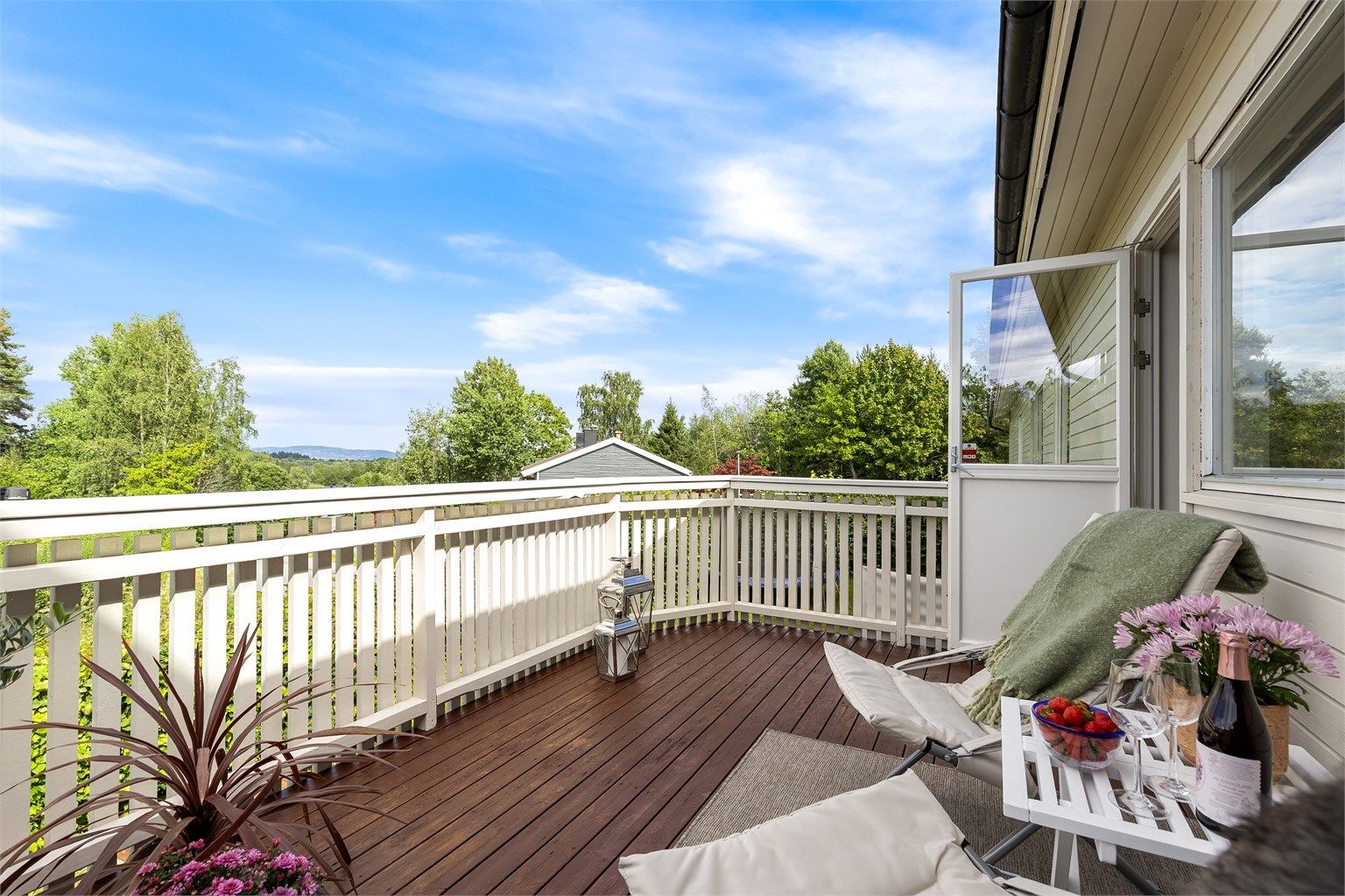 Fra stuen er det utgang til en veranda på 9 kvm. Her er det sol om morningen, også kommer til den tilbake på ettermiddagen/kvelden frem til solnedgangen.