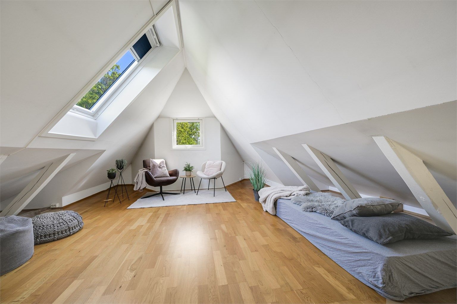 Råstilig hems som er lys og romslig med mange innredningmuligheter!