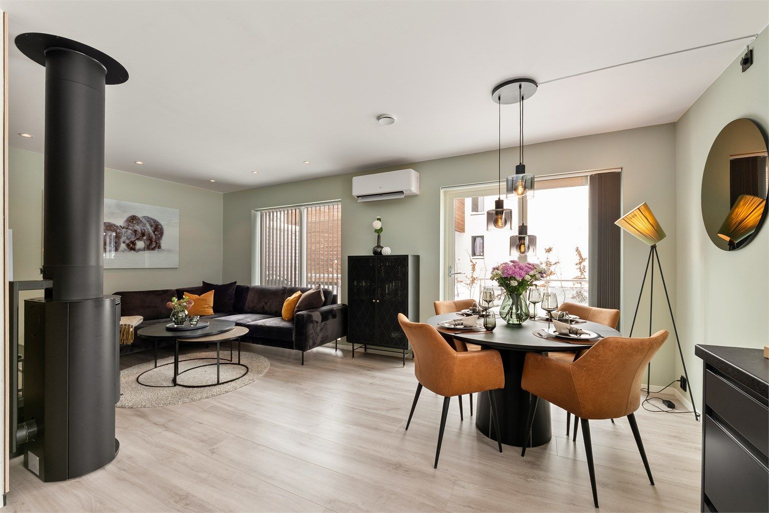 Her kan du flytte rett inn og oppleve kvalitetene ved et moderne hjem, med tidsaktuelle overflater, gode fargevalg og lekre innredninger på både kjøkken og bad.