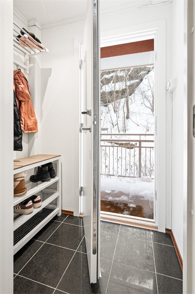 Inngangspartiet har en ny, sikkerhetsklassifisert dør fra 2023, byttet i regi av borettslaget.