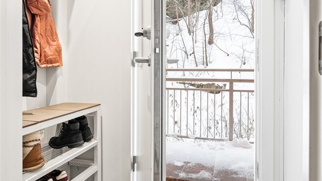 Inngangspartiet har en ny, sikkerhetsklassifisert dør fra 2023, byttet i regi av borettslaget.