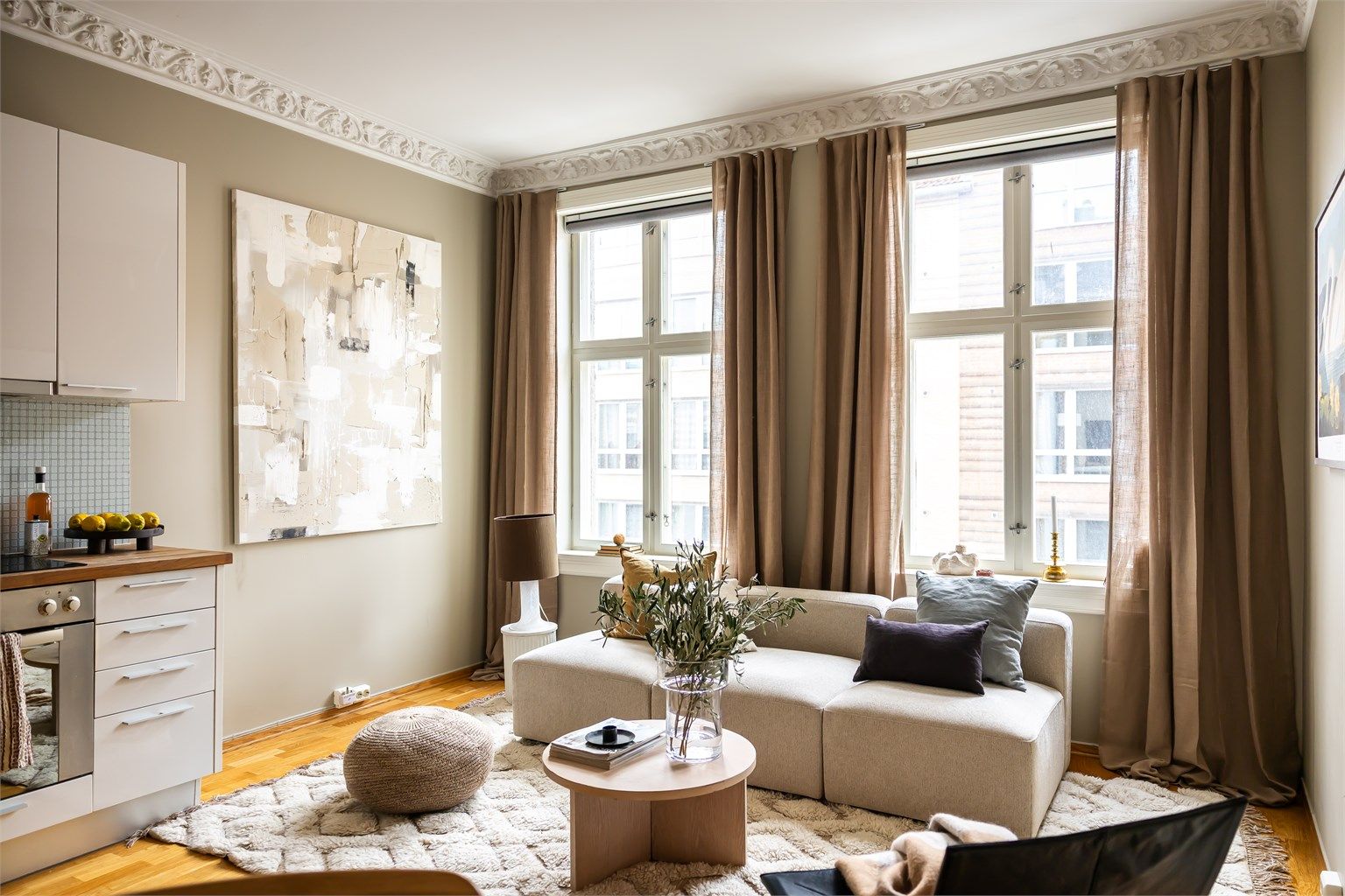 Takhøyden i stuen er på ca. 2,9 meter og med store vindusflater og dype karmer gir det rommet rikelig med naturlig lys.