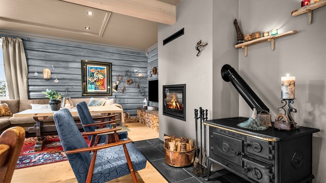 Peis i stuen gir både varme og hygge
