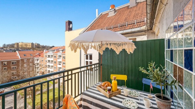 Krogsveen v/Emilie Lie har gleden av å presentere Torvbakkgata 12! Stor vestvendt balkong mot rolig bakgård, med gode solforhold og herlig utsikt.