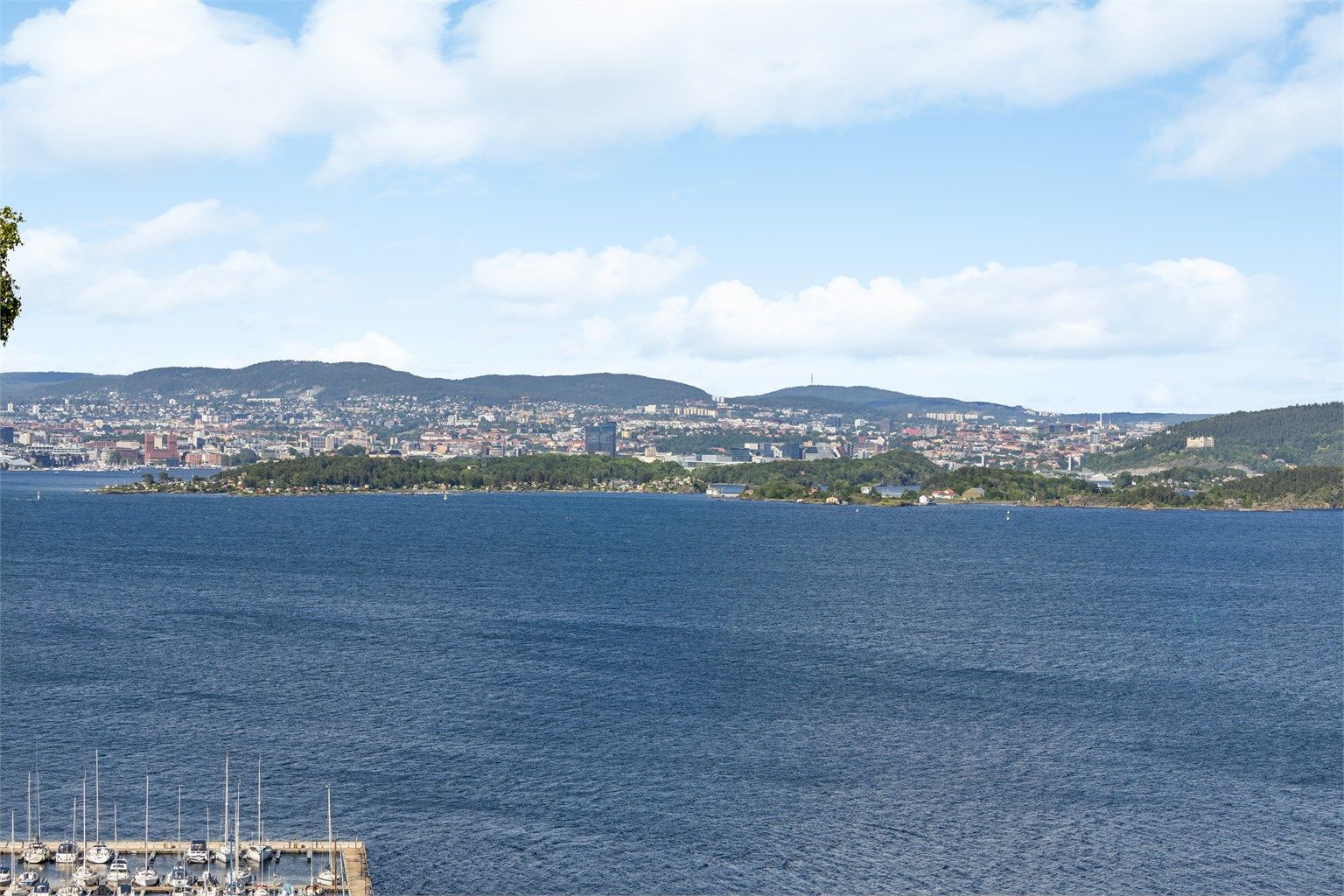 Fantastisk utsikt over Oslofjorden og Oslo by, med kort vei til Oksval badestrand og marina. Her kombineres sjønær beliggenhet med stemningsfulle omgivelser og flotte rekreasjonsmuligheter året rundt.