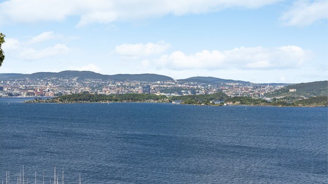 Fantastisk utsikt over Oslofjorden og Oslo by, med kort vei til Oksval badestrand og marina. Her kombineres sjønær beliggenhet med stemningsfulle omgivelser og flotte rekreasjonsmuligheter året rundt.