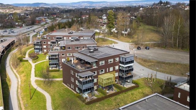 Velkommen til Eddas vei 36, presentert av Terje Tveit i Krogsveen.
Lys og pen leilighet i 2.etg med gode solforhold