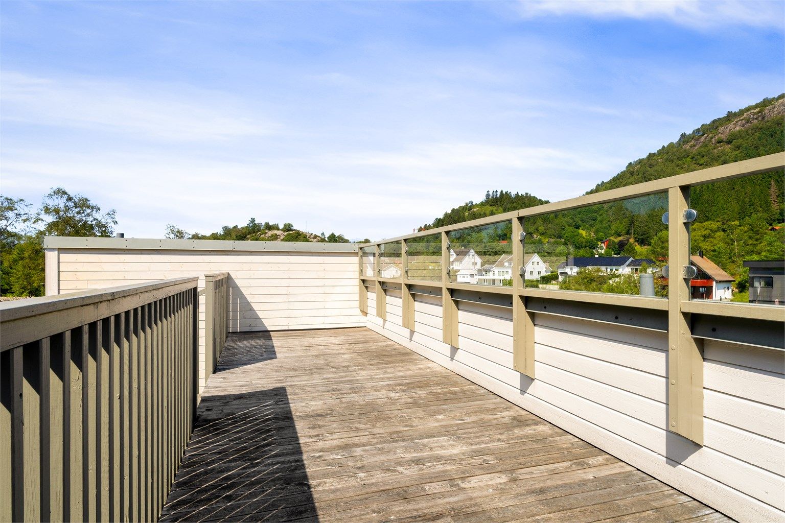 Felles takterrasse med sol gjennom store deler av dagen (ifølge selger).