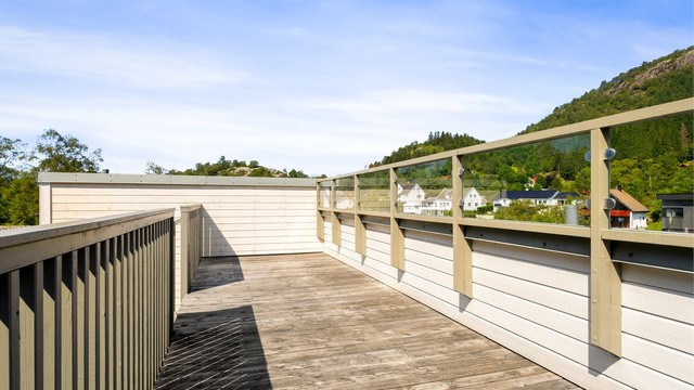 Felles takterrasse med sol gjennom store deler av dagen (ifølge selger).