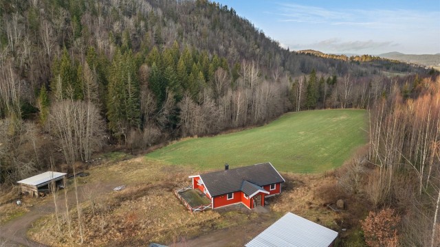 På tomten er det en bolig, driftsbygning og to usøkte bygninger.