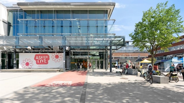 Områdebilde - Asker sentrum tilbyr et variert kulturtilbud med Asker kulturhus som hovedarena for konserter, teater, kino og utstillinger
