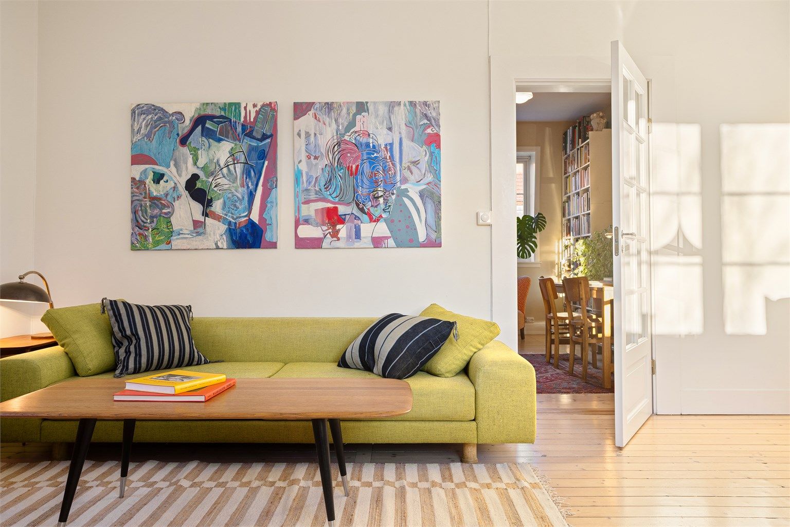 Fra stuen er det inngang til biblioteket