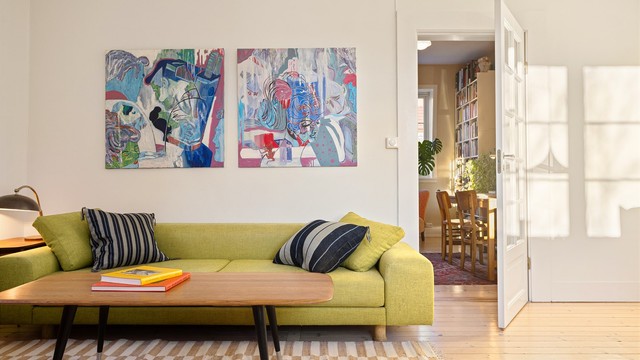 Fra stuen er det inngang til biblioteket