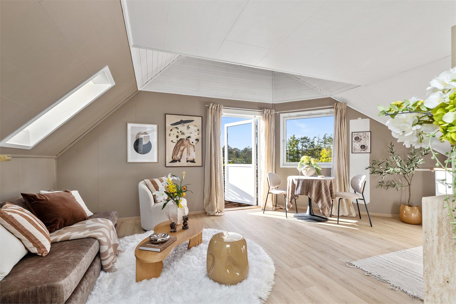Vindusflatene og takvinduet slipper inn rikelig med dagslys til stuen.