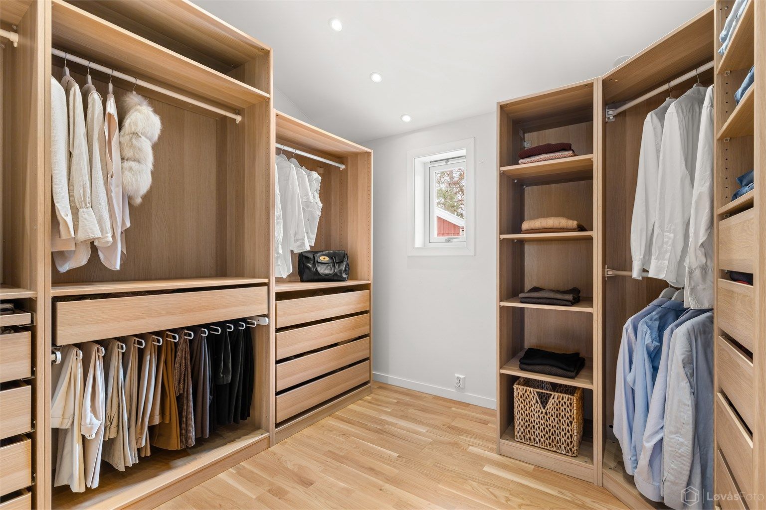 Walk-in-closet med rikelig med plass til oppbevaring i skuffer, hyller og heng.
