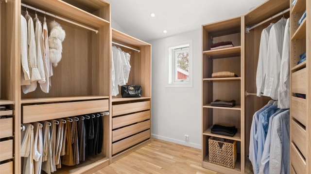 Walk-in-closet med rikelig med plass til oppbevaring i skuffer, hyller og heng.