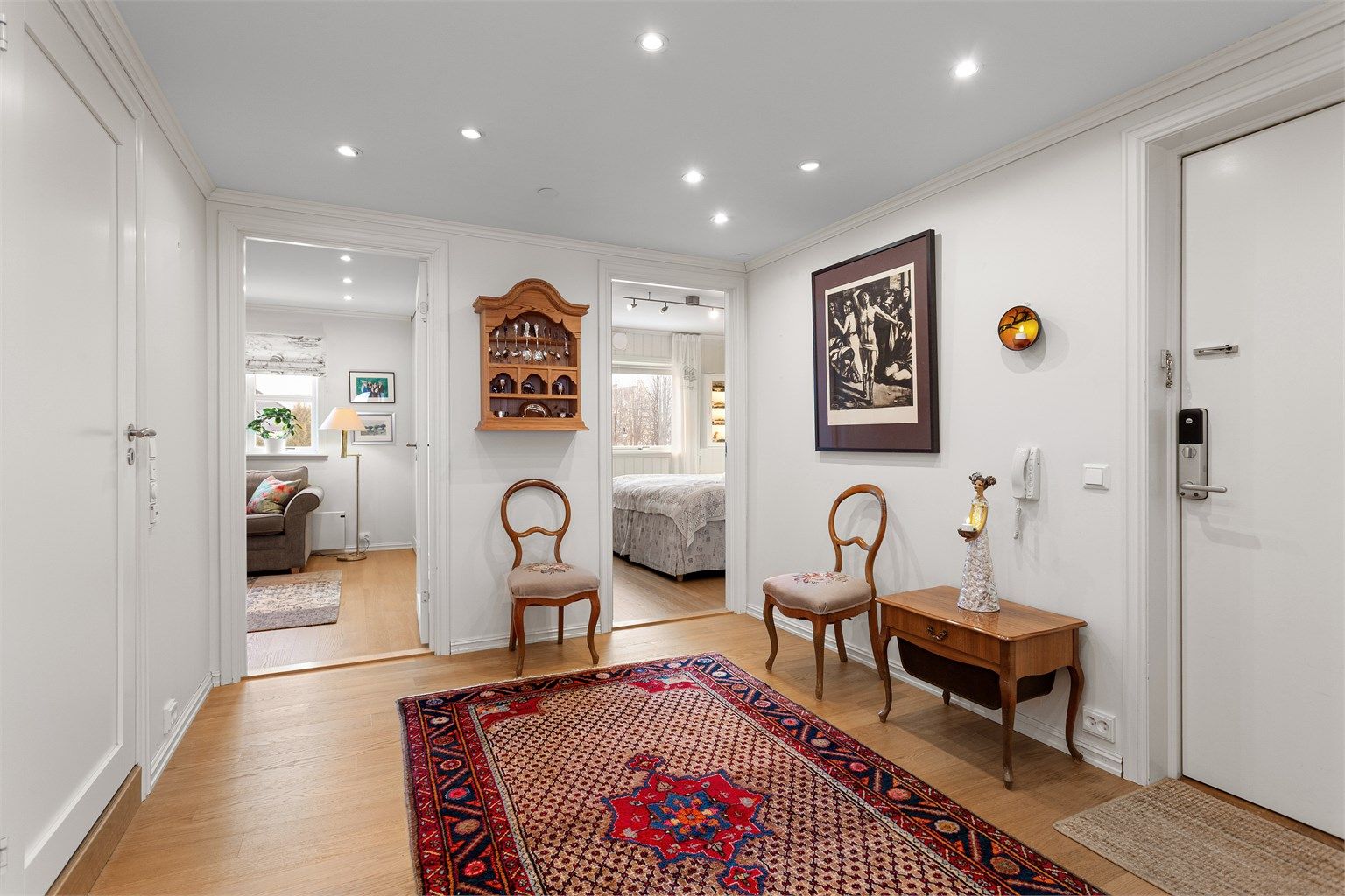 En romslig entré ønsker deg velkommen inn, med god plass til garderobeløsninger.