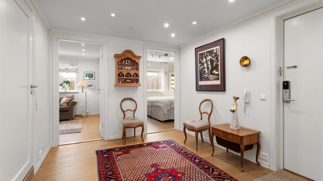 En romslig entré ønsker deg velkommen inn, med god plass til garderobeløsninger.