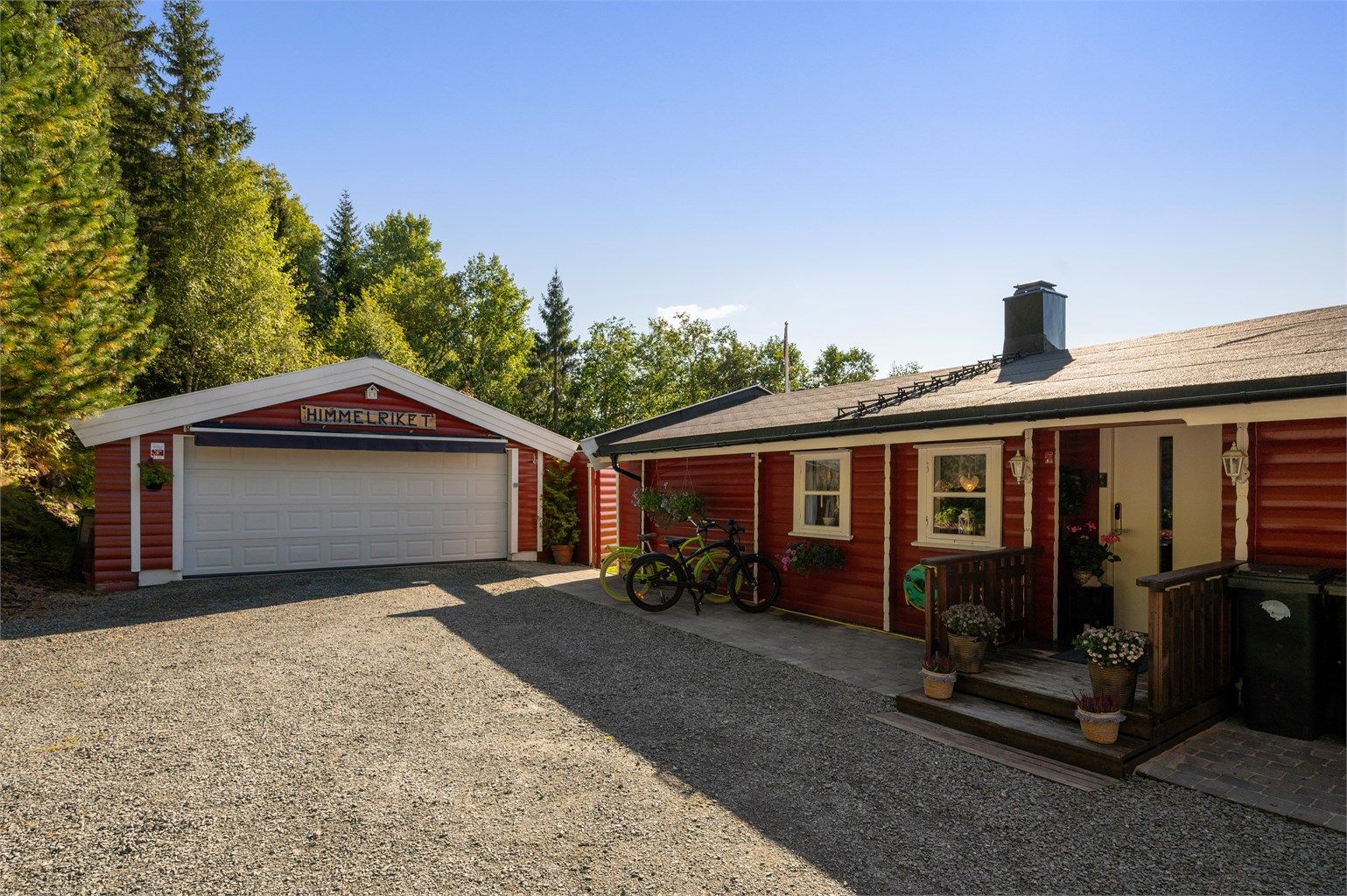 Klassisk rød bolig med sjarmerende uttrykk og tradisjonelle detaljer. Boligen har dobbeltgarasje med elbillader. 