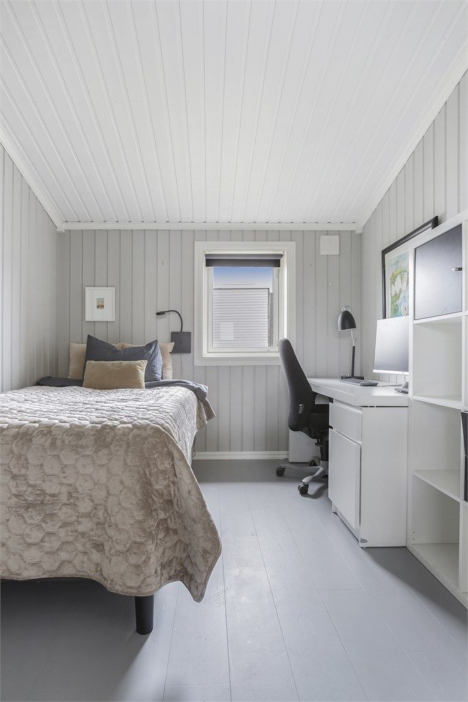 Lyst soverom med god plass til seng, garderobe og arbeidsplass.