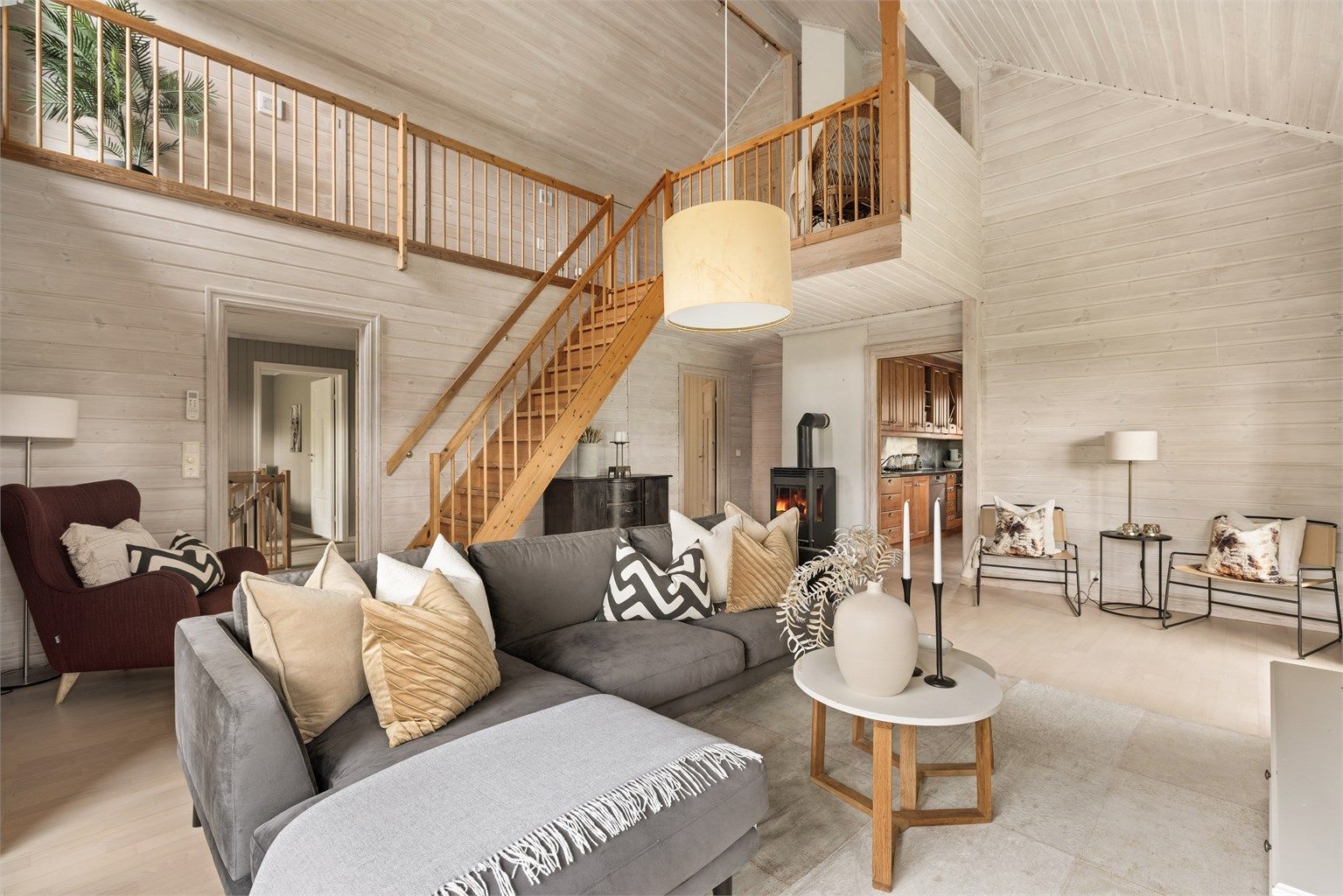 Lys og stor stue med meget god takhøyde.