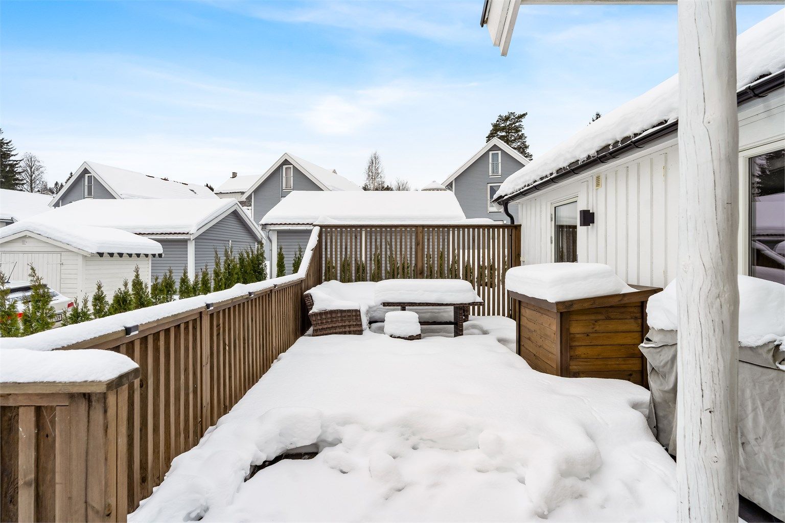 Boligen har et stort terrasseområde med flere sittemuligheter.