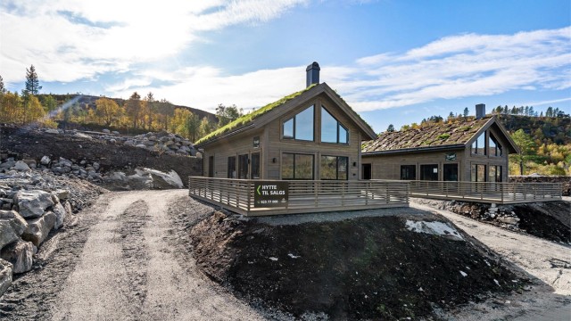 Vi har gleden av å presentere en fritidsbolig med stor romslig stue, 3 soverom, loftstue samt kort vei til lysløype og skibakke. (Bilde fra tilsvarende hytte).