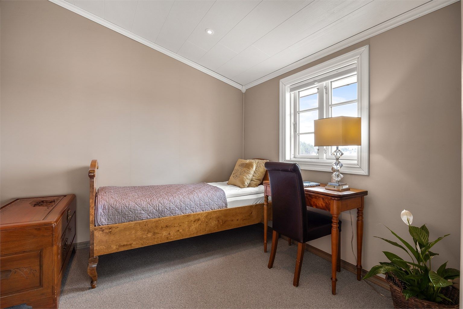 Soverom i første etasje med direkte utgang til den innglassede vinterhagen.