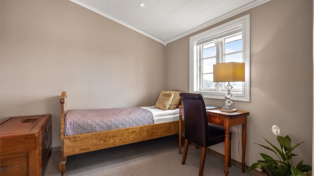 Soverom i første etasje med direkte utgang til den innglassede vinterhagen.