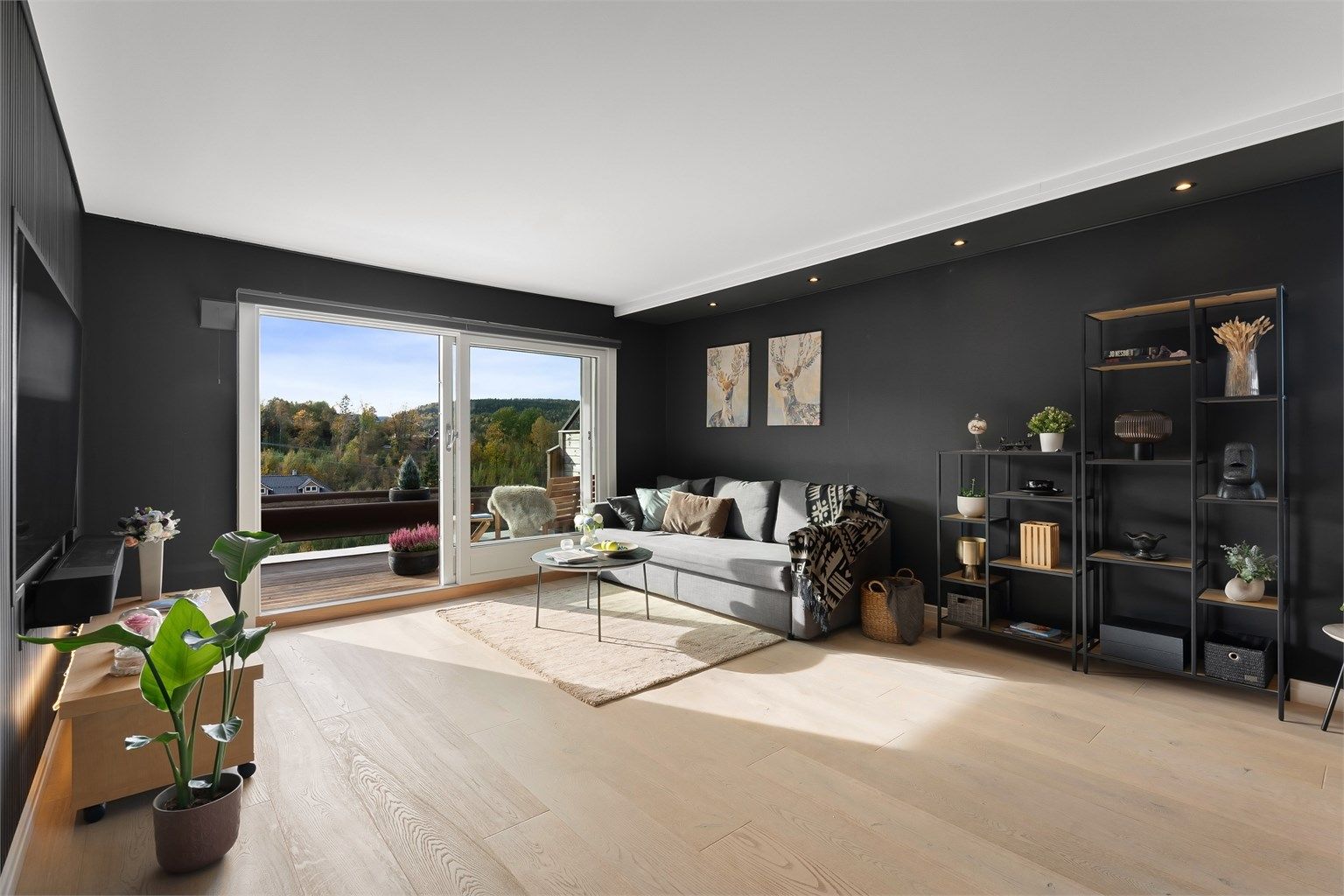 Lys og romslig stue i åpen løsning mot kjøkkenet