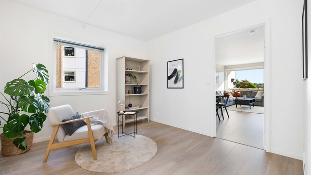 - Romslig mellomgang med sittekrok og siktlinjer videre inn mot stuen -