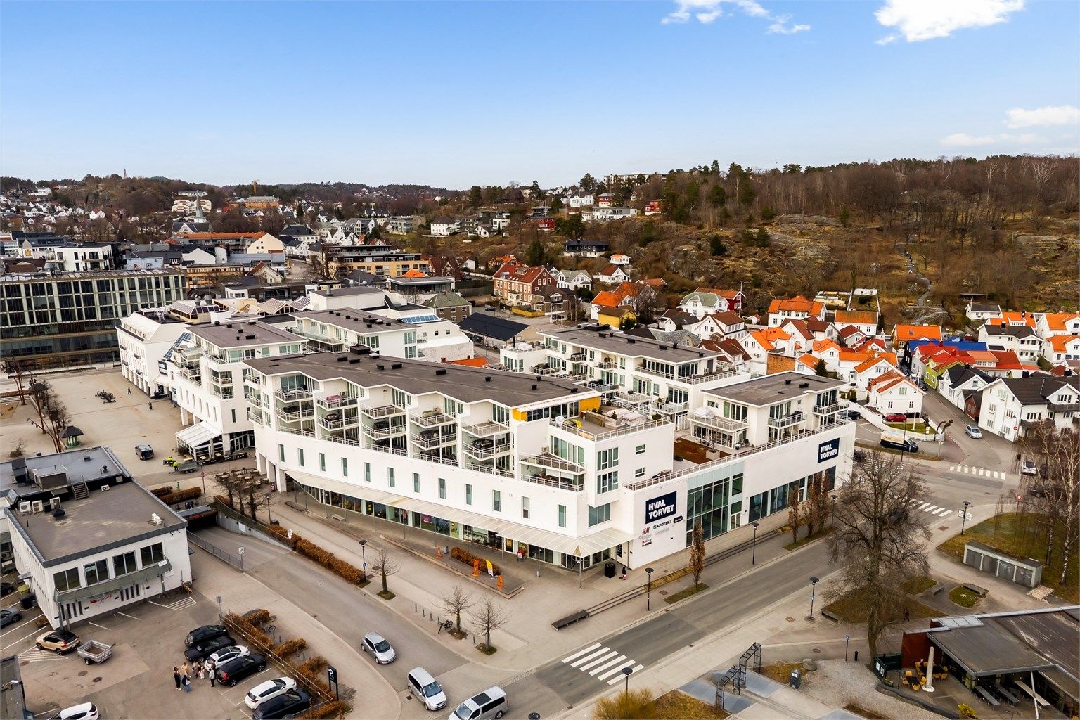 Leiligheten ligger oppå Hvaltorvet senter, så her har du kort vei til nesten alt du trenger i hverdagen!