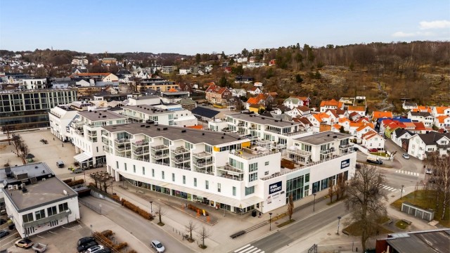 Leiligheten ligger oppå Hvaltorvet senter, så her har du kort vei til nesten alt du trenger i hverdagen!