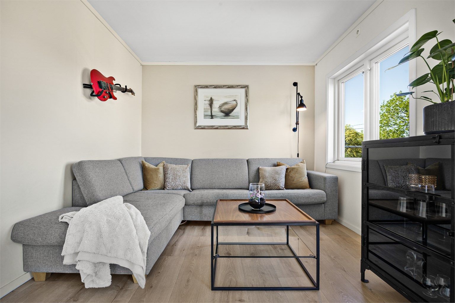 Stuen har plass til en romslig sofagruppe.