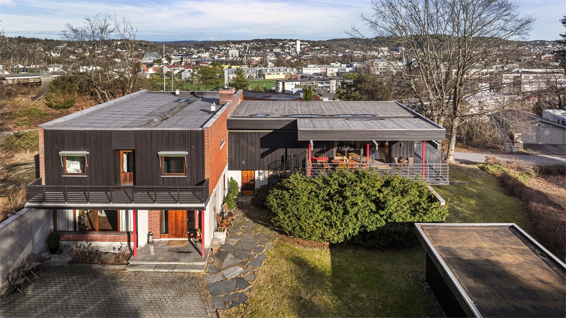 Eiendommen ligger høyt og fritt med god utsikt over Sandefjord fra en rekke store vinduer.