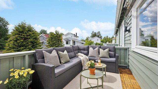 Sydvestvendt og romslig balkong på ca. 12 m² i 2. etasje – luftig og usjenert med gode solforhold og god plass til utemøbler og hyggelige sommerdager.