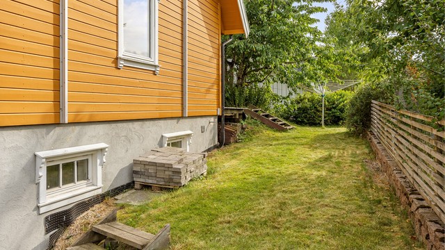 Hagen er opparbeidet med plenarealer og diverse beplantning.